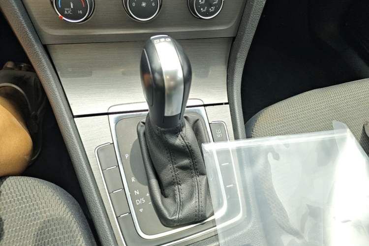 Used Volkswagen Golf 2015 1.4TSI Automatic Comfort Model Gear Lever