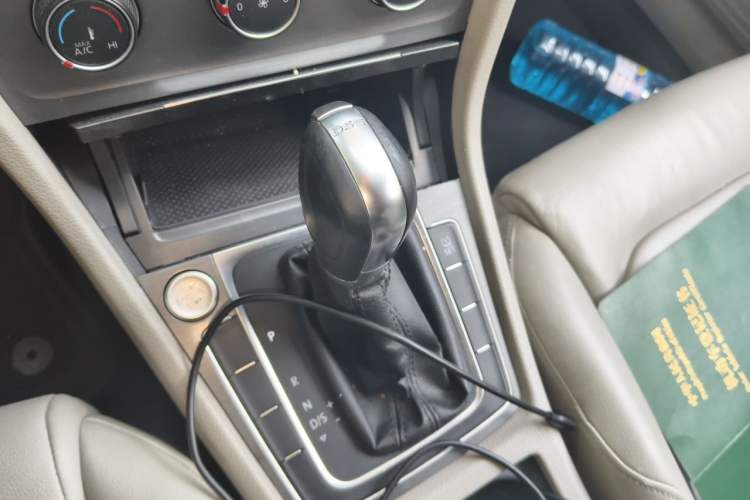 Used Volkswagen Golf 2015 1.4TSI Automatic Luxury Model Gear Lever