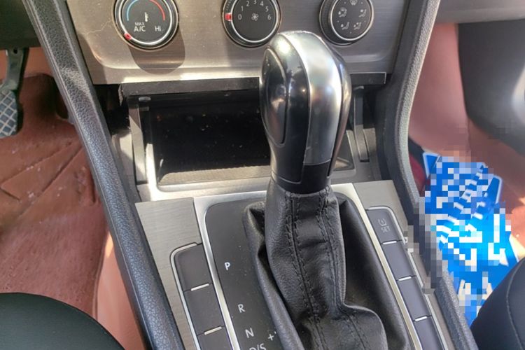 Used Volkswagen Golf 2015 1.4TSI Automatic Comfort Model Gear Lever