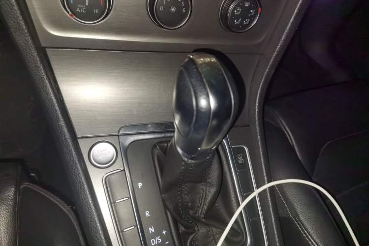 Used Volkswagen Golf 2015 1.4TSI Automatic Luxury Model Gear Lever