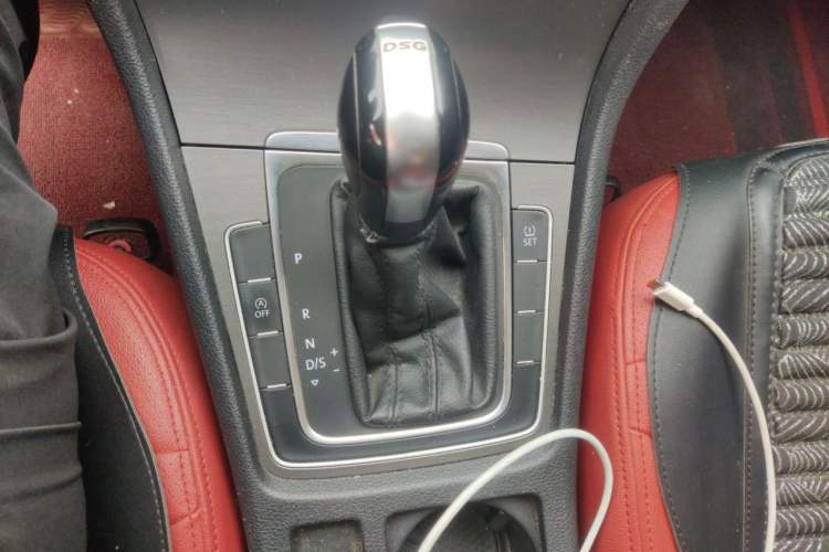 Used Volkswagen Golf 2015 1.2TSI Automatic Comfort Model Gear Lever