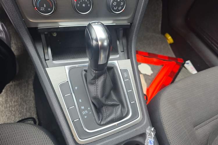 Used Volkswagen Golf 2015 1.4TSI Automatic Comfort Model Gear Lever