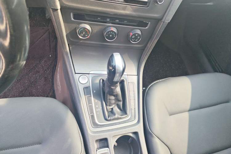 Used Volkswagen Golf 2015 1.4TSI Automatic Comfort Model Gear Lever