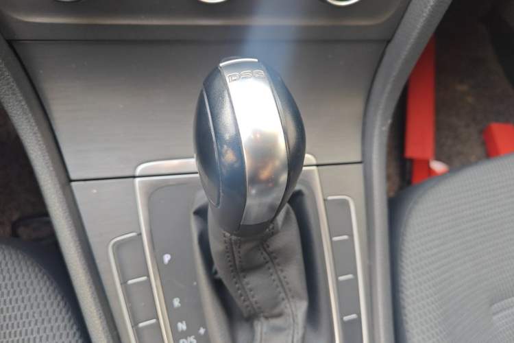 Used Volkswagen Golf 2015 1.4TSI Automatic Comfort Model Gear Lever