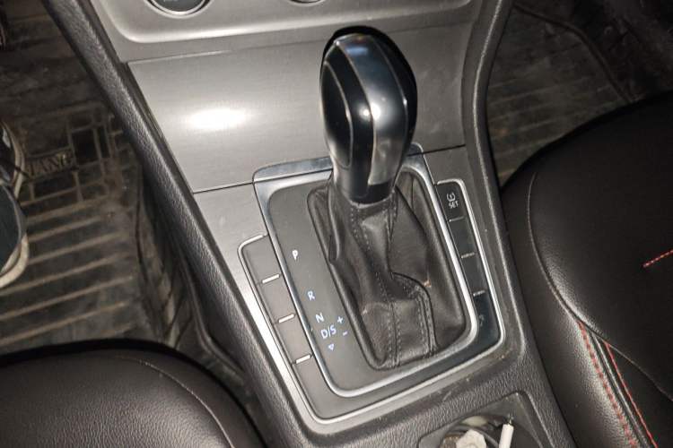 Used Volkswagen Golf 2015 1.6L Automatic Comfort Model Gear Lever