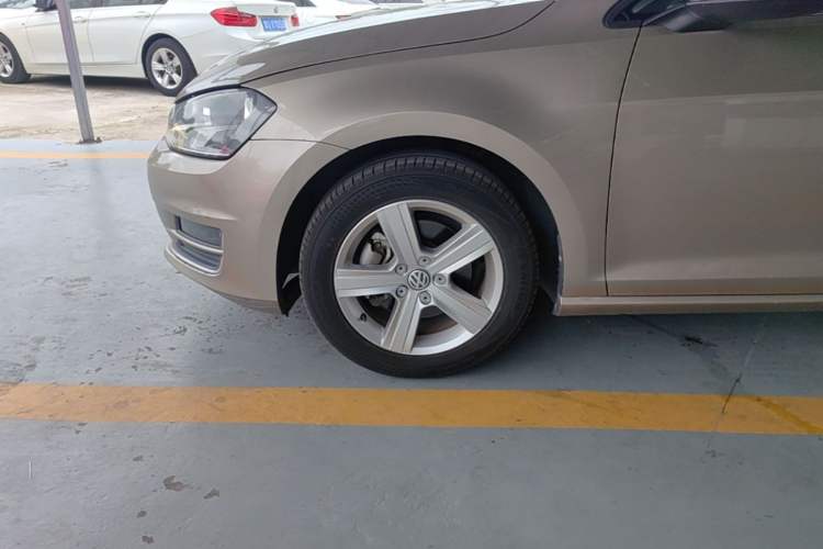 Used Volkswagen Golf 2015 1.6L Automatic Comfort Model Left Front Wheel Hub