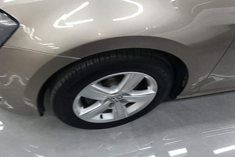 Used Volkswagen Golf 2015 1.4TSI Automatic Comfort Model Left Front Wheel Hub