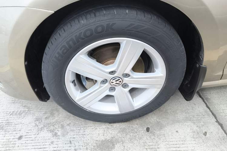 Used Volkswagen Golf 2015 1.4TSI Automatic Luxury Model Left Front Wheel Hub