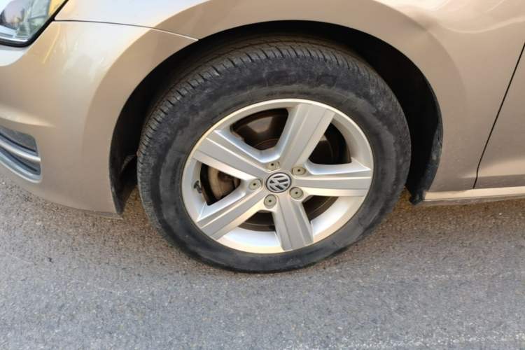 Used Volkswagen Golf 2015 1.6L Automatic Comfort Model Left Front Wheel Hub