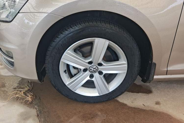 Used Volkswagen Golf 2015 1.6L Automatic Comfort Model Left Front Wheel Hub