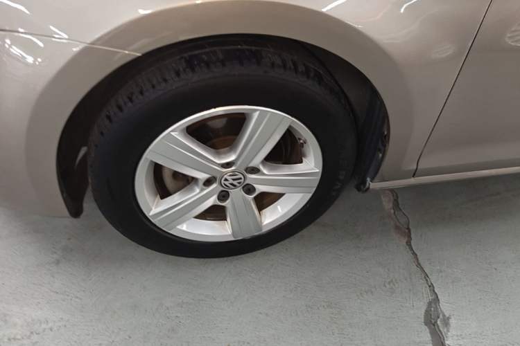 Used Volkswagen Golf 2015 1.4TSI Automatic Comfort Model Left Front Wheel Hub