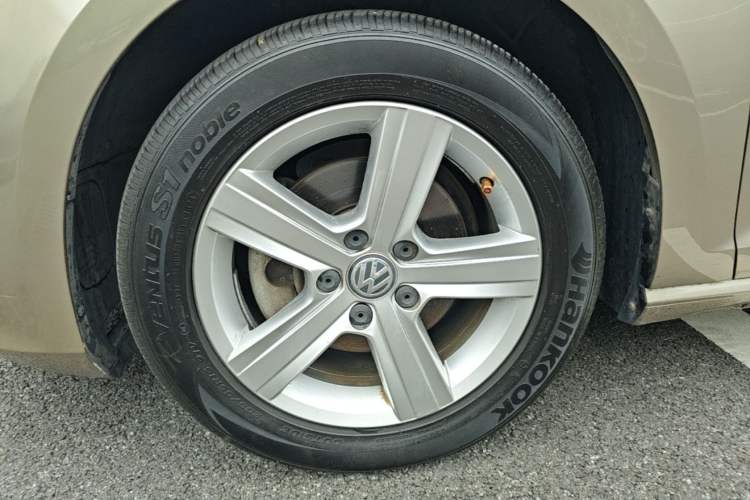 Used Volkswagen Golf 2015 1.4TSI Automatic Comfort Model Left Front Wheel Hub