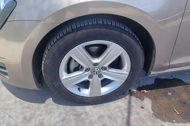 Used Volkswagen Golf 2015 1.4TSI Automatic Comfort Model Left Front Wheel Hub