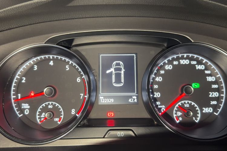 Used Volkswagen Golf 2015 1.4TSI Automatic Comfort Model Odometer Close Up