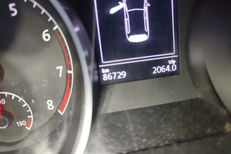 Used Volkswagen Golf 2015 1.4TSI Automatic Comfort Model Odometer Close Up