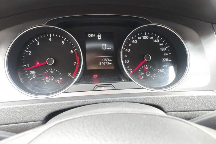 Used Volkswagen Golf 2015 1.6L Manual Fashion Edition Odometer Close Up