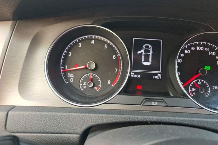 Used Volkswagen Golf 2015 1.4TSI Automatic Comfort Model Odometer Close Up