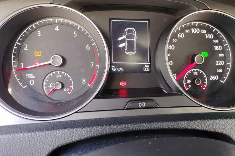 Used Volkswagen Golf 2015 1.4TSI Automatic Comfort Model Odometer Close Up