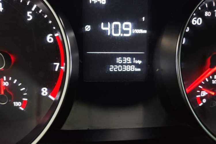 Used Volkswagen Golf 2015 1.6L Manual Fashion Edition Odometer Close Up