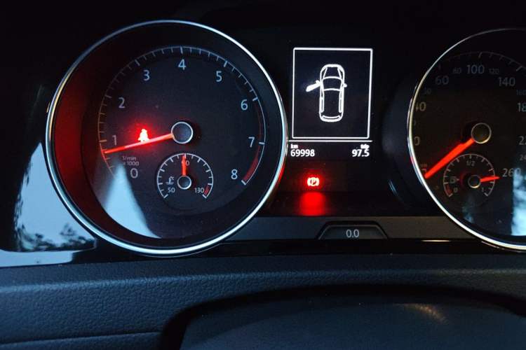 Used Volkswagen Golf 2015 1.4TSI Automatic Flagship Model Odometer Close Up