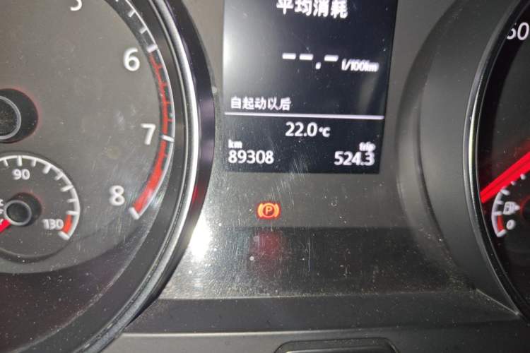 Used Volkswagen Golf 2015 1.4TSI Automatic Luxury Model Odometer Close Up