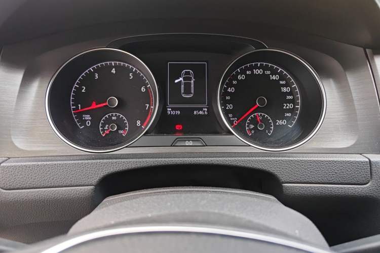 Used Volkswagen Golf 2015 1.4TSI Automatic Comfort Model Odometer Close Up
