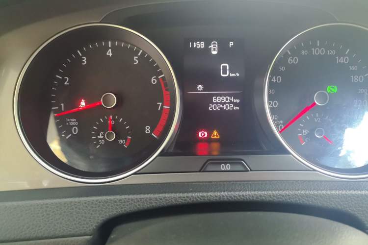 Used Volkswagen Golf 2015 1.6L Automatic Fashion Model Odometer Close Up