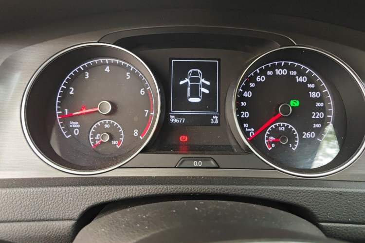 Used Volkswagen Golf 2015 1.6L Automatic Comfort Model Odometer Close Up