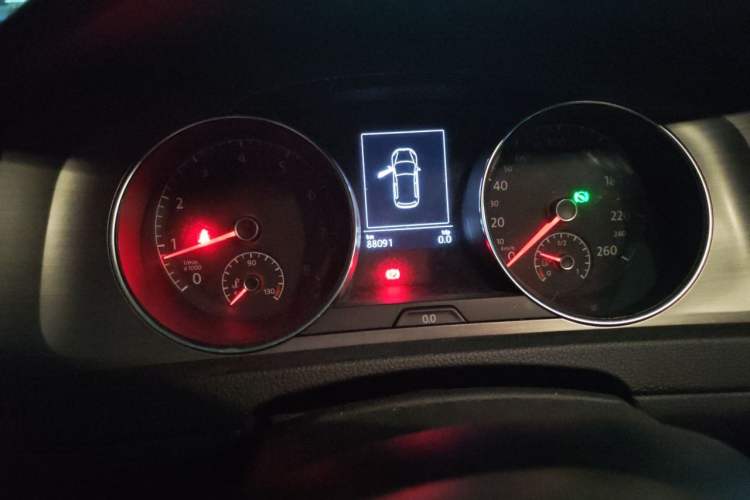 Used Volkswagen Golf 2015 1.4TSI Automatic Comfort Model Odometer Close Up