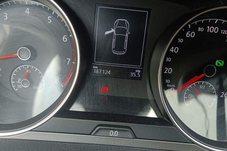 Used Volkswagen Golf 2015 1.6L Automatic Comfort Model Odometer Close Up