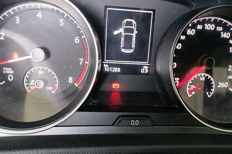 Used Volkswagen Golf 2015 1.4TSI Automatic Comfort Model Odometer Close Up