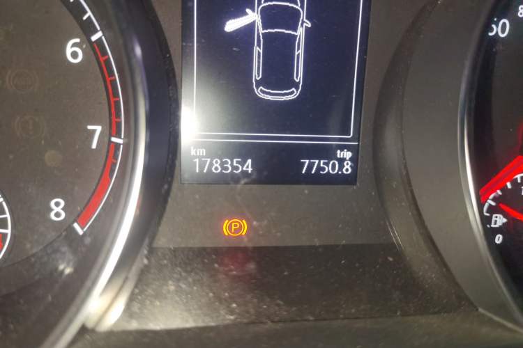 Used Volkswagen Golf 2015 1.4TSI Automatic Luxury Model Odometer Close Up