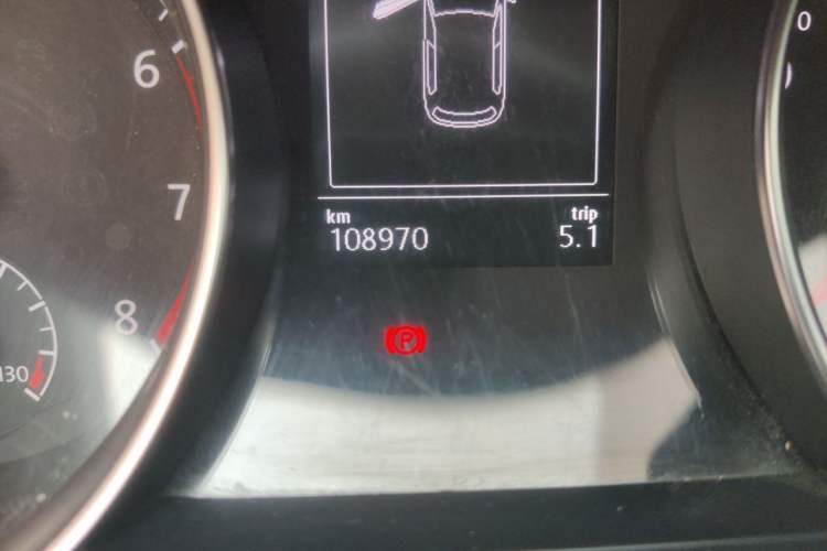 Used Volkswagen Golf 2015 1.2TSI Automatic Comfort Model Odometer Close Up