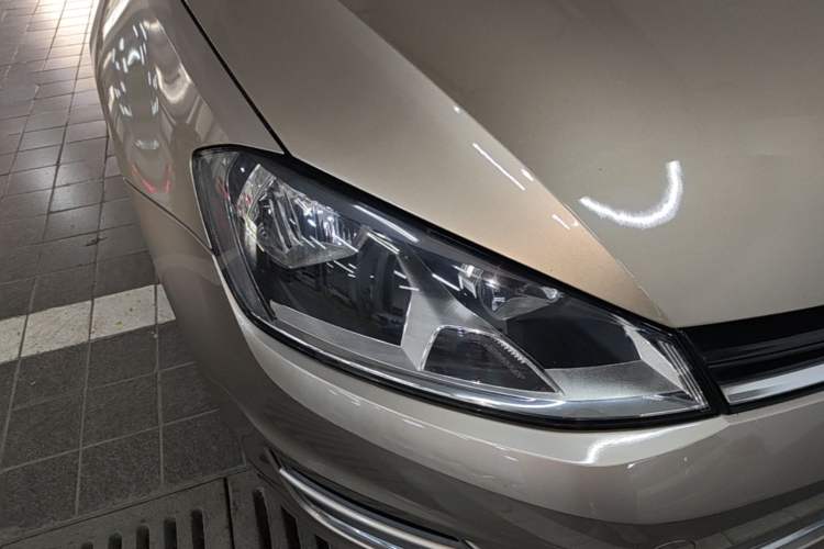 Used Volkswagen Golf 2015 1.6L Manual Fashion Edition Right Front Headlight
