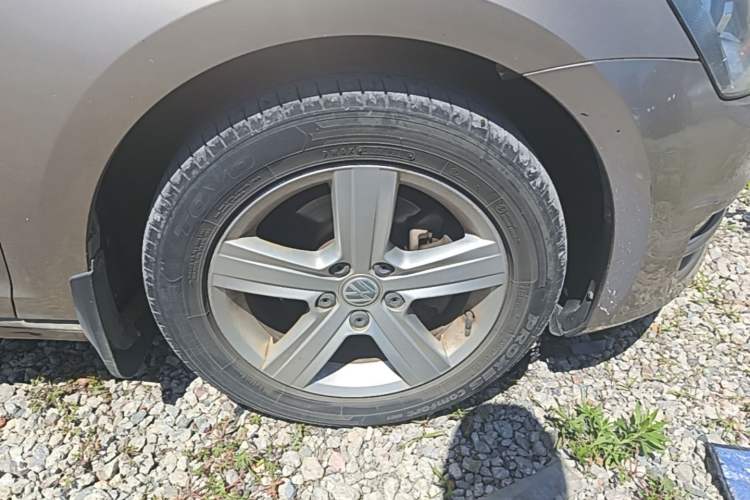 Used Volkswagen Golf 2015 1.6L Automatic Comfort Model Right Front Wheel Hub