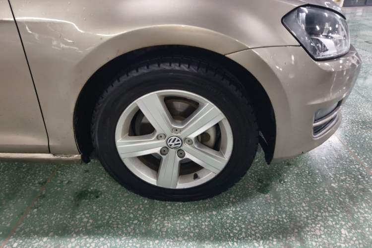 Used Volkswagen Golf 2015 1.4TSI Automatic Comfort Model Right Front Wheel Hub