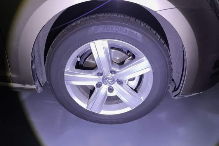 Used Volkswagen Golf 2015 1.4TSI Automatic Comfort Model Right Front Wheel Hub