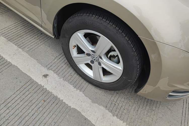 Used Volkswagen Golf 2015 1.4TSI Manual Comfort Model Right Front Wheel Hub