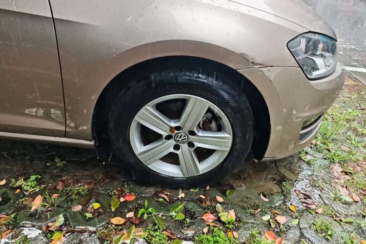 Used Volkswagen Golf 2015 1.6L Automatic Comfort Model Right Front Wheel Hub