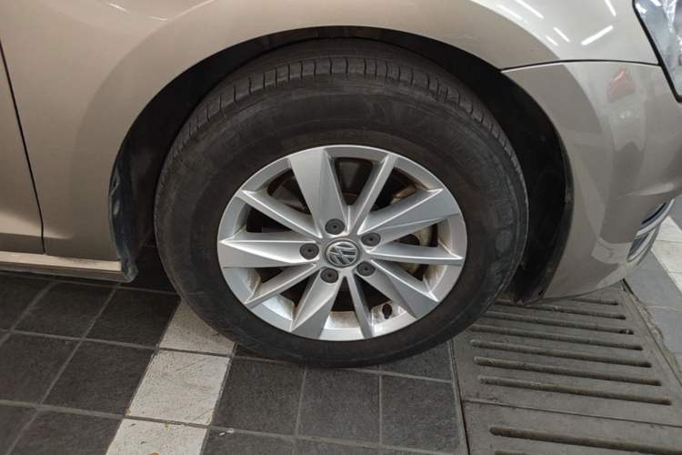 Used Volkswagen Golf 2015 1.6L Manual Fashion Edition Right Front Wheel Hub