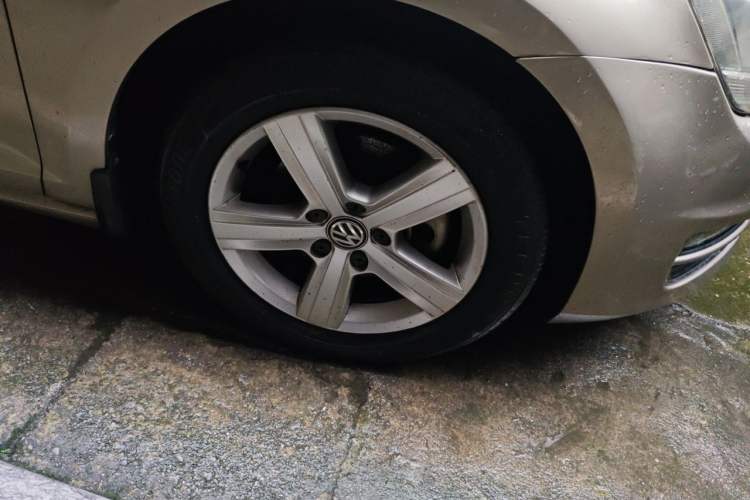 Used Volkswagen Golf 2015 1.4TSI Automatic Comfort Model Right Front Wheel Hub