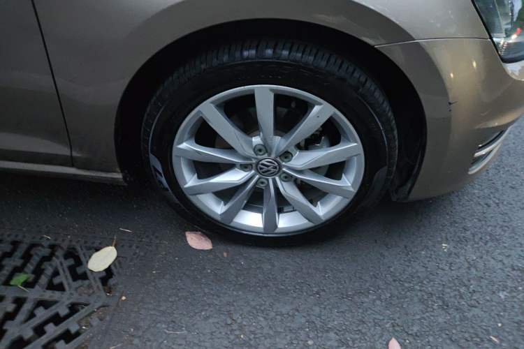 Used Volkswagen Golf 2015 1.4TSI Automatic Flagship Model Right Front Wheel Hub