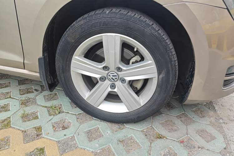 Used Volkswagen Golf 2015 1.4TSI Automatic Comfort Model Right Front Wheel Hub