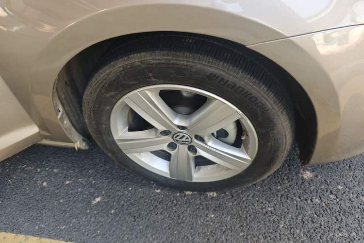 Used Volkswagen Golf 2015 1.6L Automatic Comfort Model Right Front Wheel Hub