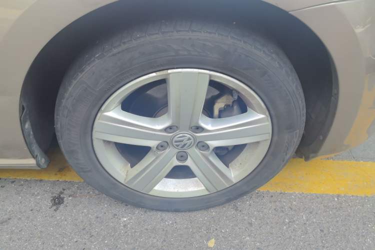 Used Volkswagen Golf 2015 1.6L Automatic Fashion Model Right Front Wheel Hub