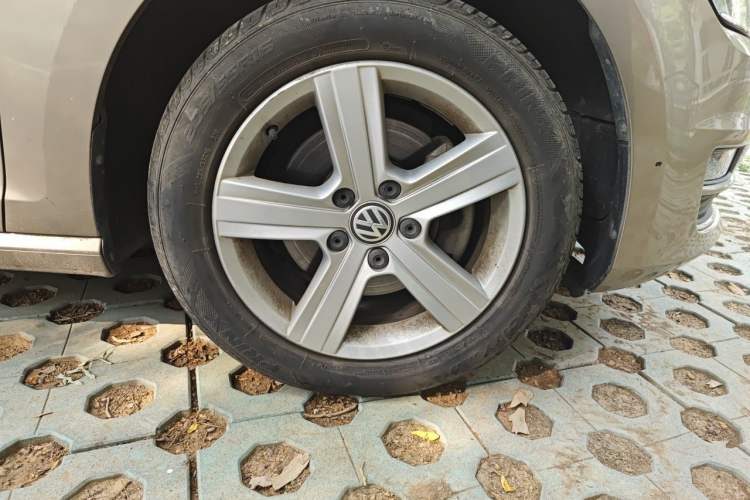 Used Volkswagen Golf 2015 1.6L Automatic Comfort Model Right Front Wheel Hub