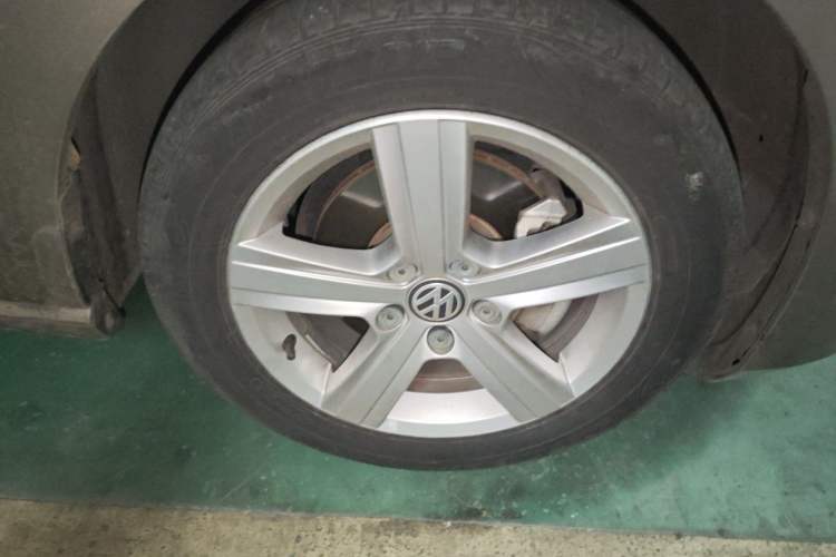 Used Volkswagen Golf 2015 1.4TSI Automatic Comfort Model Right Front Wheel Hub