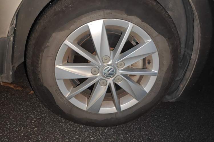 Used Volkswagen Golf 2015 1.6L Automatic Fashion Model Right Front Wheel Hub