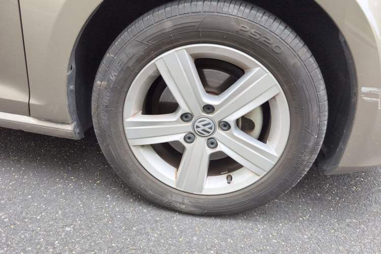 Used Volkswagen Golf 2015 1.4TSI Automatic Comfort Model Right Front Wheel Hub