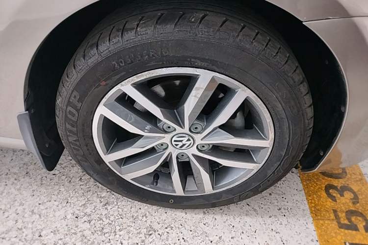Used Volkswagen Golf 2015 1.4TSI Automatic Comfort Model Right Front Wheel Hub